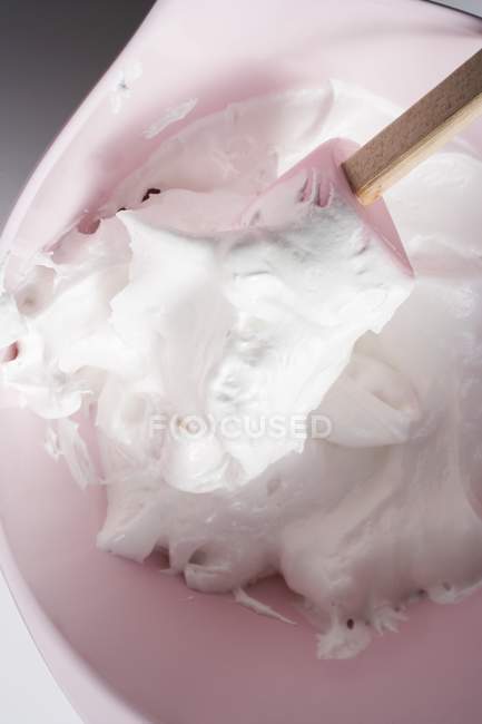 Vue du dessus du mélange crémeux dans un bol rose avec spatule — Photo de stock