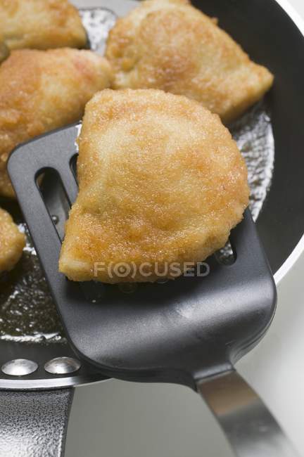 Pasteles de patata empanados - foto de stock