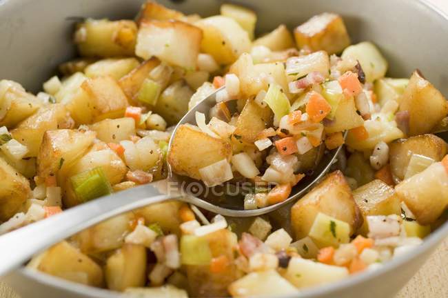 Patatas fritas con verduras y tocino - foto de stock