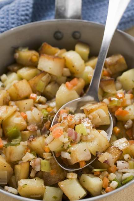 Смажена картопля з овочами та беконом — стокове фото