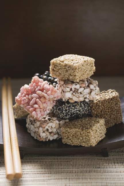 Азіатський солодощі на тарілку — стокове фото