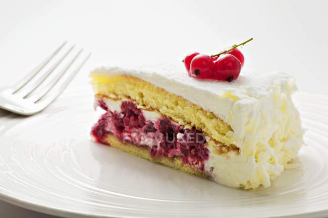 Pedaço de bolo de creme de framboesa — Fotografia de Stock