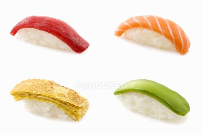 Cuatro nigiri sushi diferentes - foto de stock