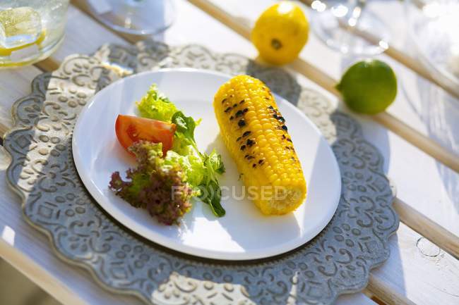 Кукурудза на грилі на коб — стокове фото