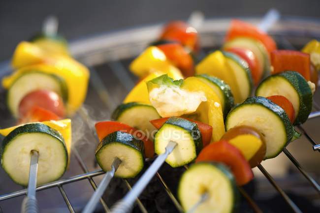 Kebabs de légumes sur porte-barbecue — Photo de stock