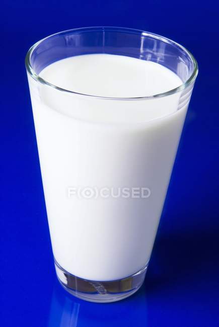 Verre de lait frais — Photo de stock