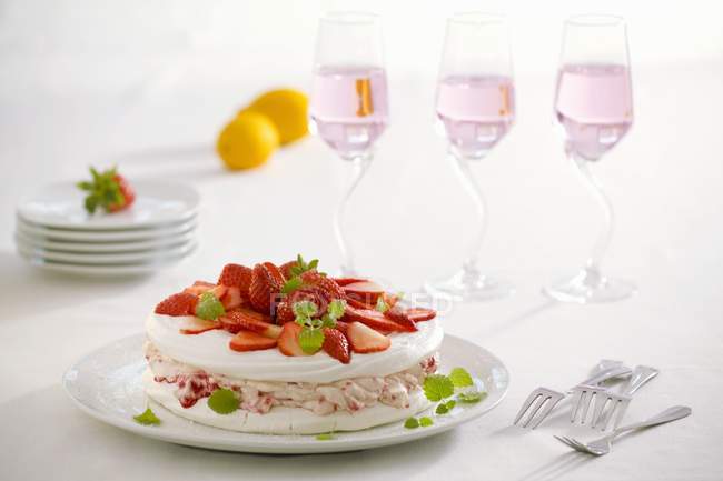 Pastel de merengue con fresas frescas - foto de stock