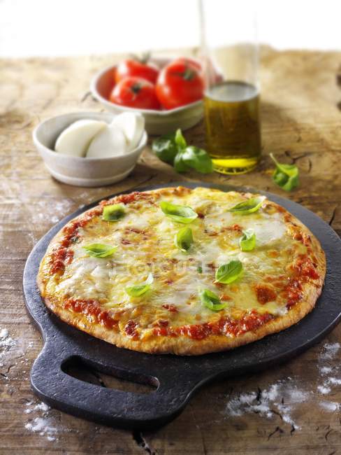 Моцарелла и пицца с ветчиной — стоковое фото