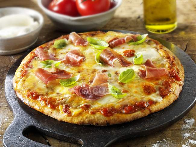 Моцарелла и пицца с ветчиной — стоковое фото