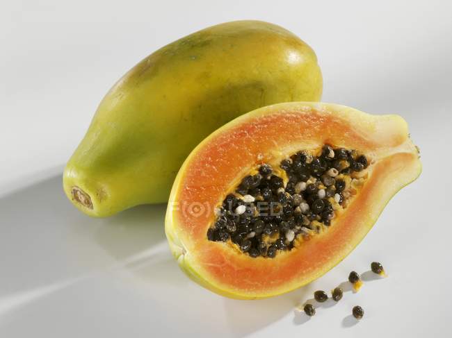 Свежая овсянка и половина папайи — стоковое фото