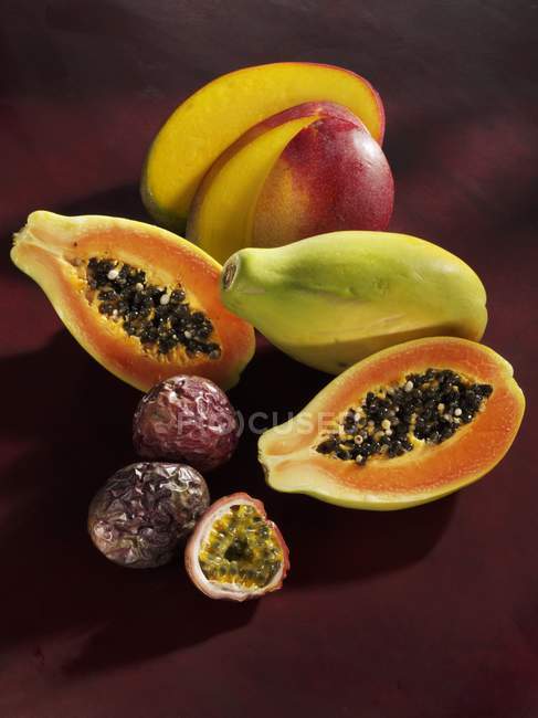Манго з папайєю та фруктами пристрасті — стокове фото
