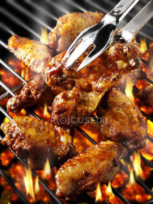 Ailes de poulet sur grille barbecue — Photo de stock