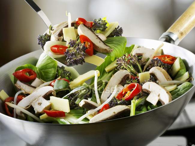 Verduras y champiñones en wok - foto de stock