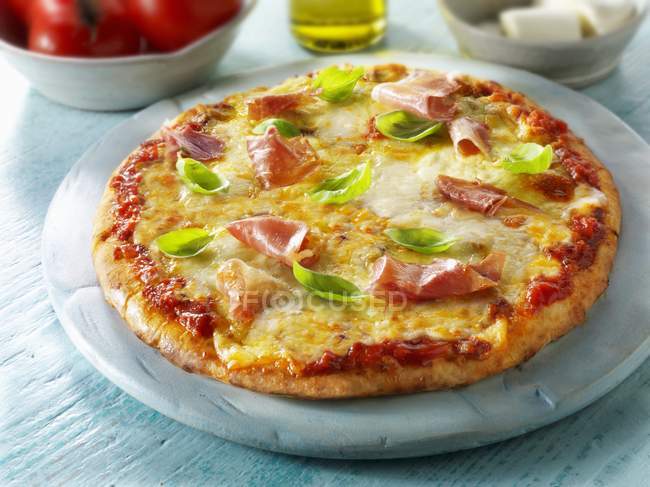 Pizza au jambon et basilic — Photo de stock