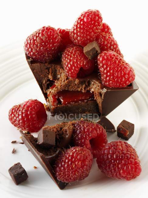 Bolo de chocolate com framboesas — Fotografia de Stock
