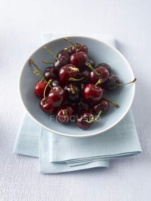 Tazón de cerezas maduras - foto de stock