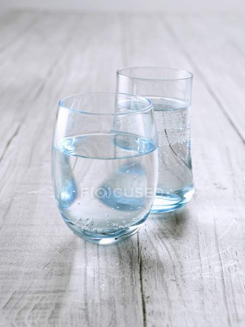 Zwei Gläser klares Wasser — Stockfoto