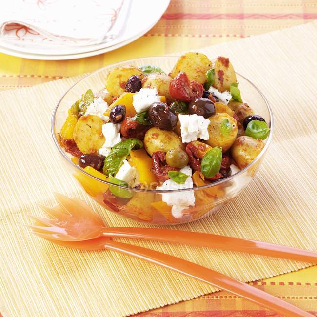 Картопляний салат з оливками та фетою — стокове фото
