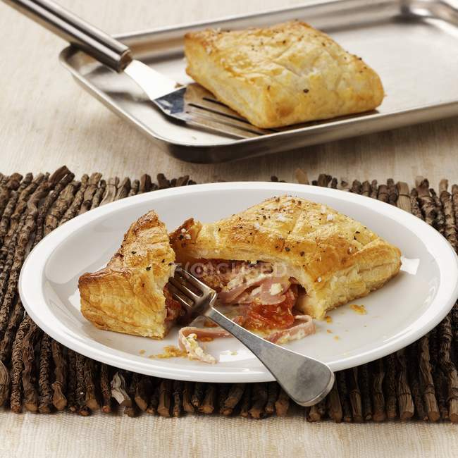 Puff pastry with ham and tomato filling — Stock Photo