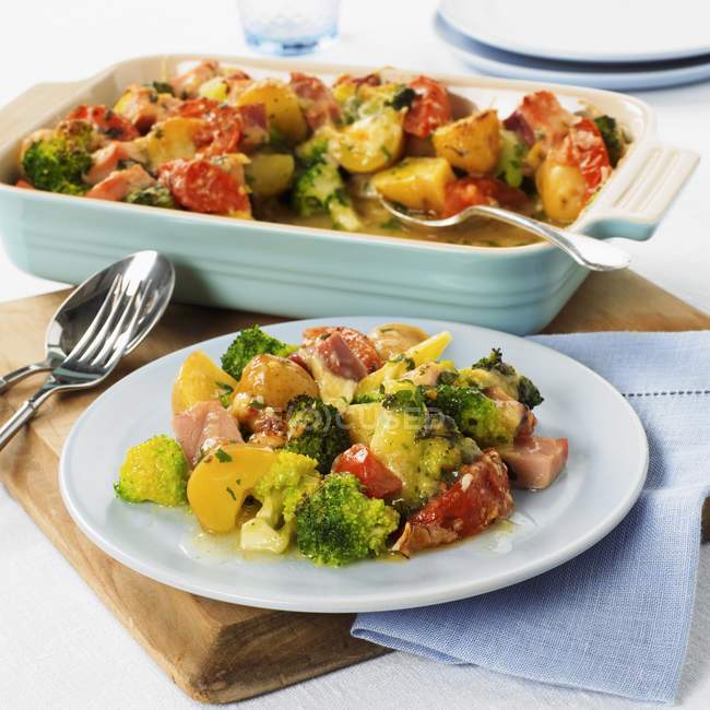 Broccoli e cuocere kassler (affumicato, salato maiale su piatto bianco su scrivania di legno — Foto stock