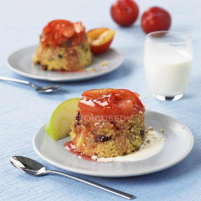 Summer puddings with nectarine sauce — Stock Photo