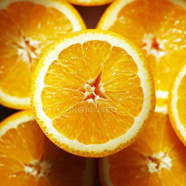 Mitades de naranja fresca - foto de stock