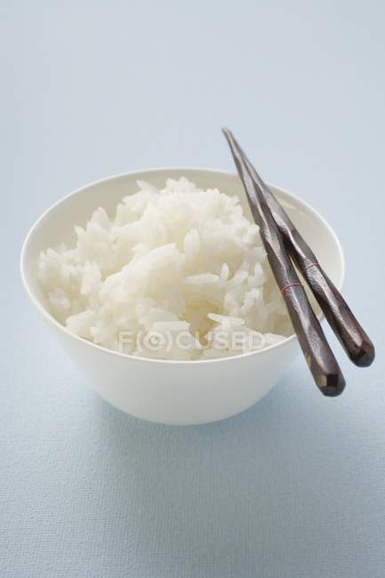 Bol de riz avec des baguettes — Photo de stock