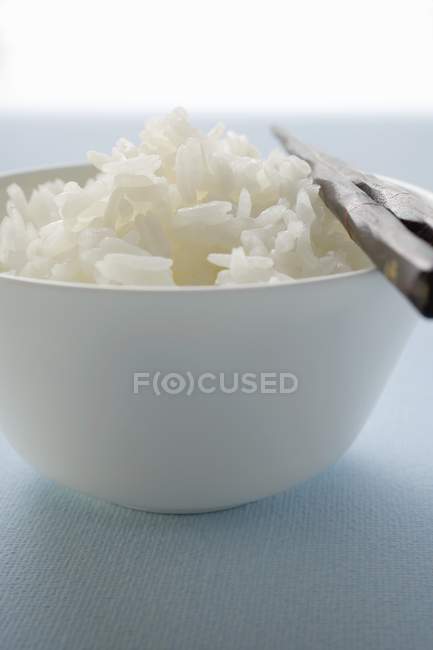 Tigela de arroz com pauzinhos — Fotografia de Stock