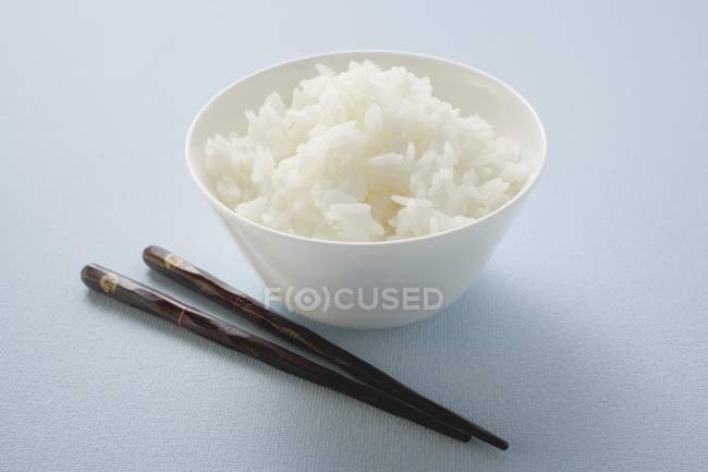 Миска рису з паличками — стокове фото