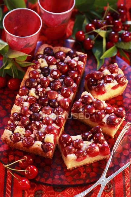 Torta sbriciolata di ciliegie affettate — Foto stock