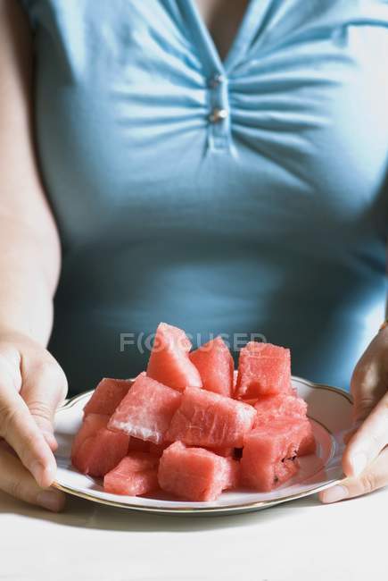 Mulher segurando pedaços de melancia — Fotografia de Stock