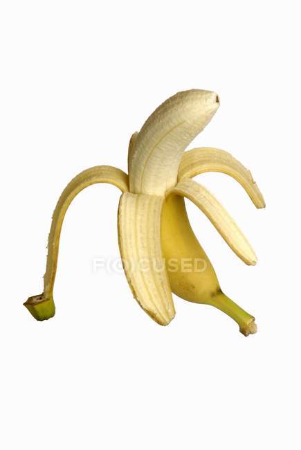 Banane mûre mi-pelée — Photo de stock