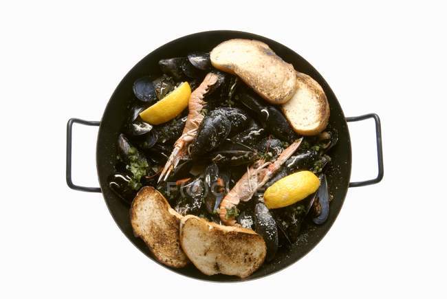 Mussels and scampi in pan — Stock Photo