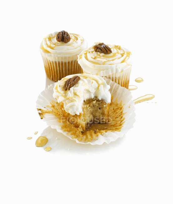 Cupcakes with pecans and maple syrup — Stock Photo