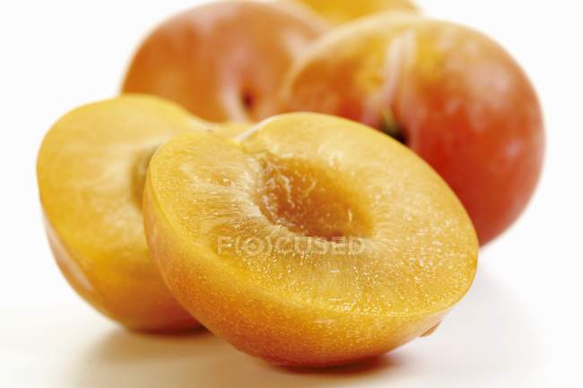 Ciruelas dulces maduras - foto de stock