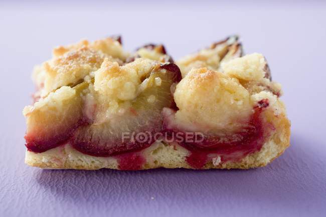 Pièce de gâteau aux prunes — Photo de stock
