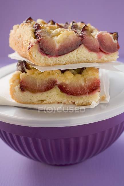 Deux morceaux de gâteau aux prunes — Photo de stock