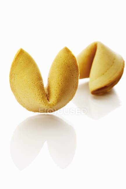 Vista close-up de dois biscoitos da sorte chineses na superfície branca — Fotografia de Stock