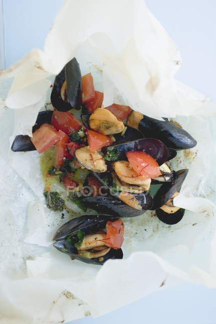 Mussels with tomatoes and saffron — Stock Photo