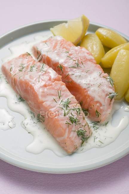 Filetti di salmone e patate bollite — Foto stock