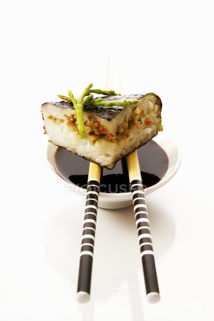 Rice wrapped in nori with vegetables — Stock Photo