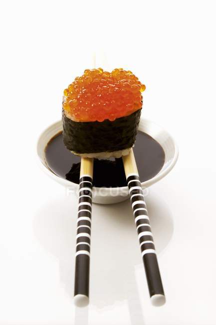 Gunkan Maki com caviar vermelho — Fotografia de Stock