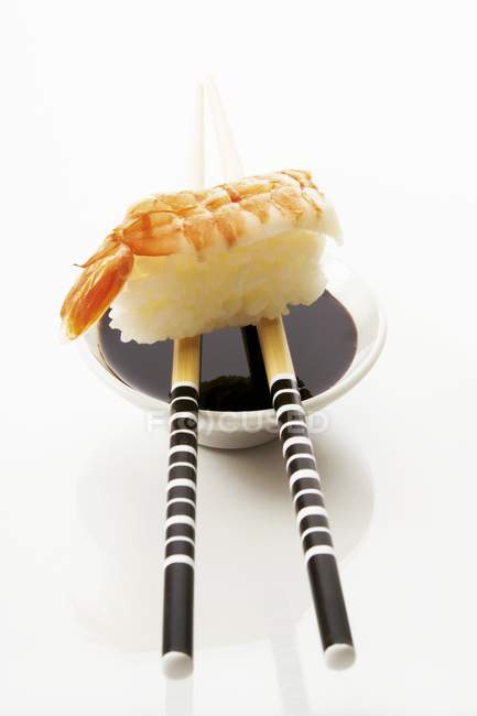 Camarones nigiri sushi - foto de stock