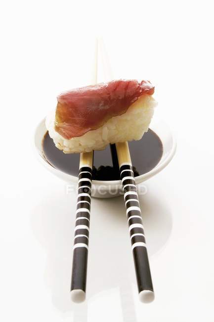 Суши из тунца нигири — стоковое фото