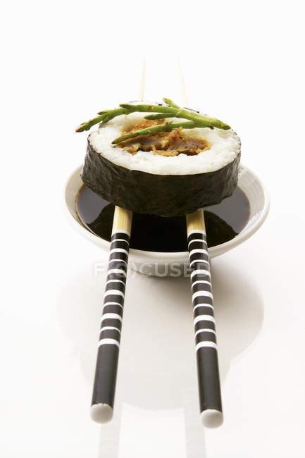 Maki-Sushi auf Stäbchen — Stockfoto