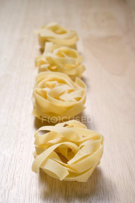 Tagliatelle secche nidi di pasta — Foto stock