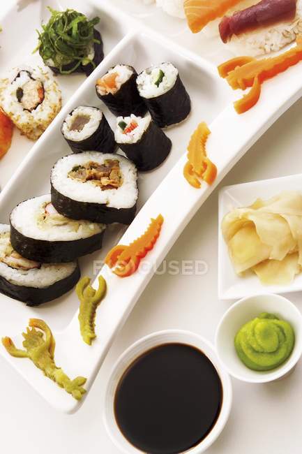 Nigiri and maki sushi with soy sauce — Stock Photo