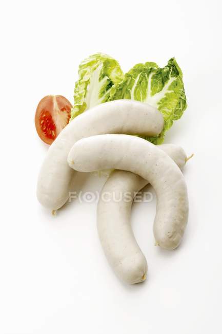 Salsichas brancas com repolho e tomate — Fotografia de Stock