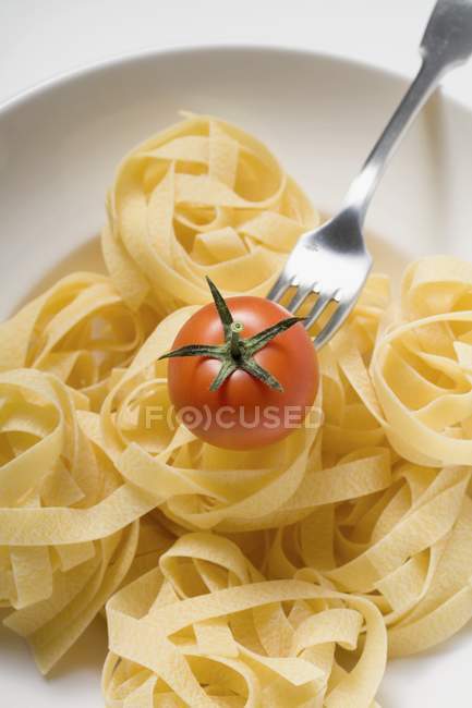 Tagliatelle macarrão com tomate cereja — Fotografia de Stock