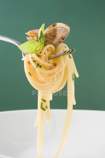 Spaghetti cotti con vongole — Foto stock